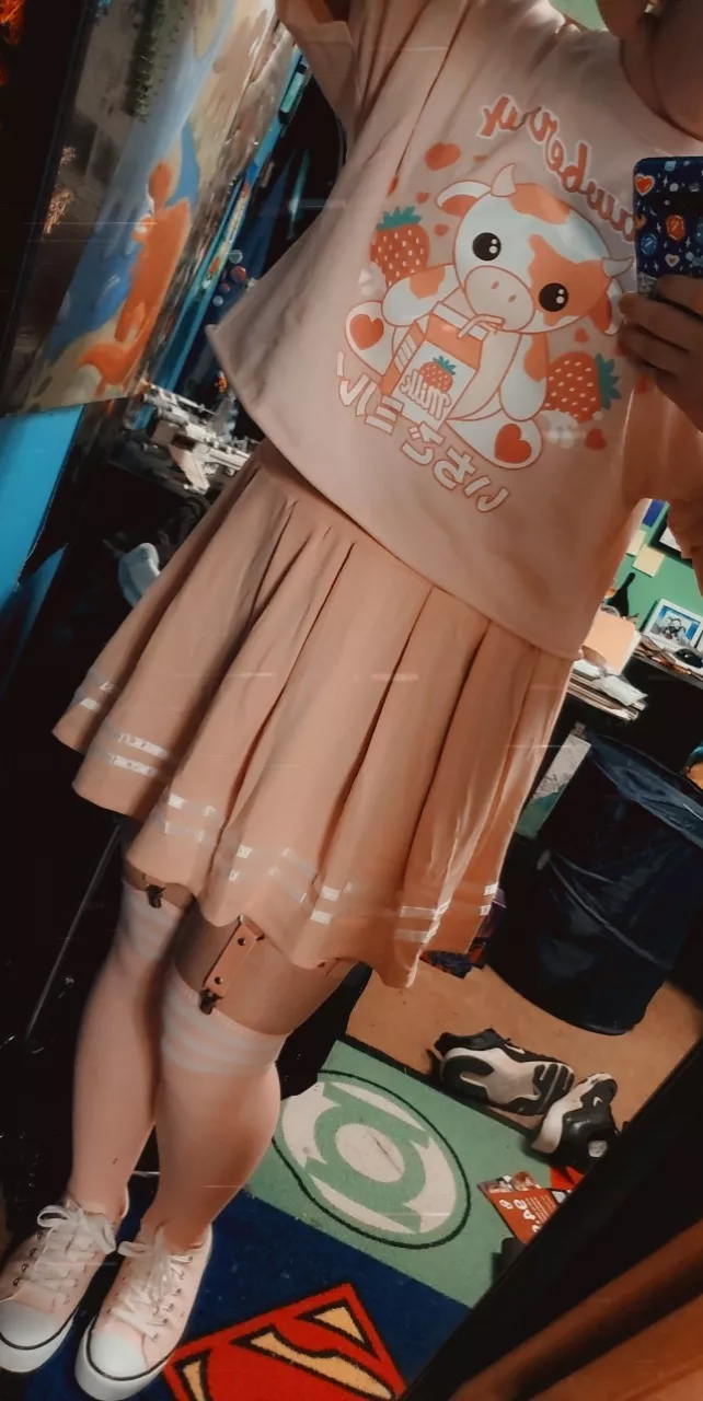 Hopefully I'm cute enough ! Pretty pink ;3 mwah ! (She/Her)