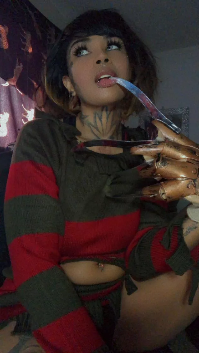 I didn’t get to take any pics in my Michael myers costume so here you go but I hope you guys had a good Halloween :)