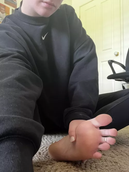 I like guys who suck toes everyday