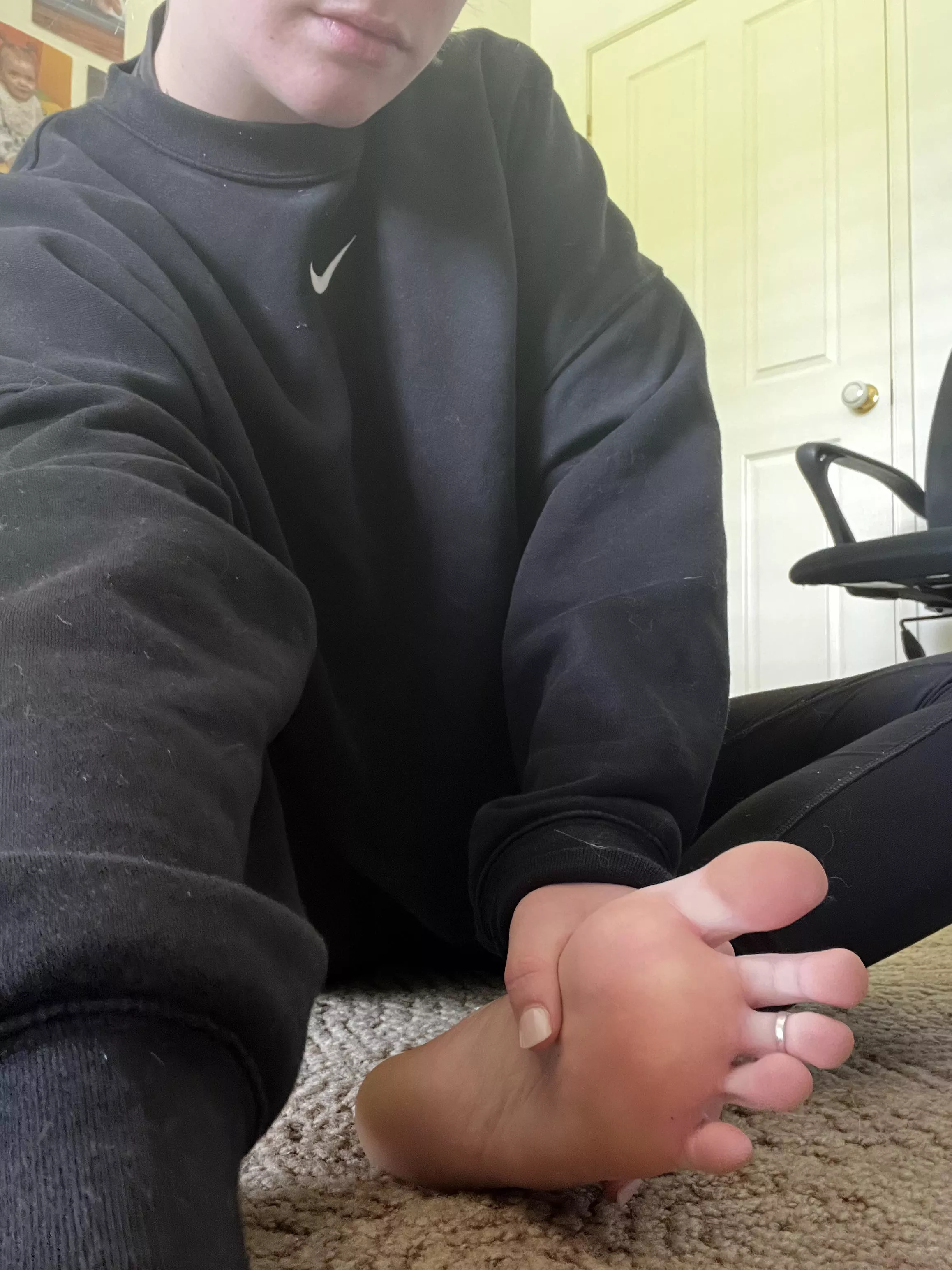 I like guys who suck toes everyday