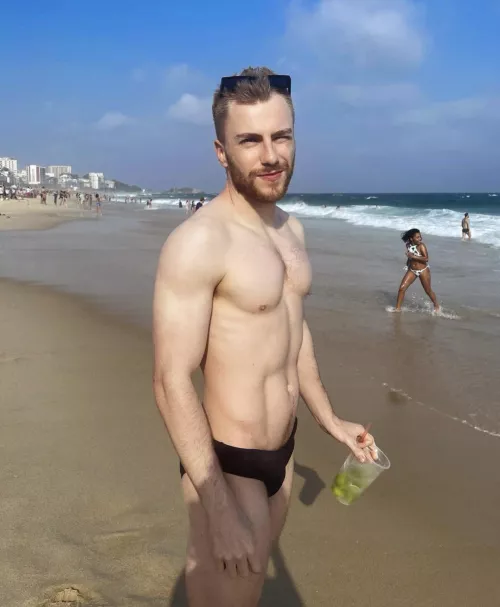 Just another day on the beach and decide to show my skin a little, hope you like it ?