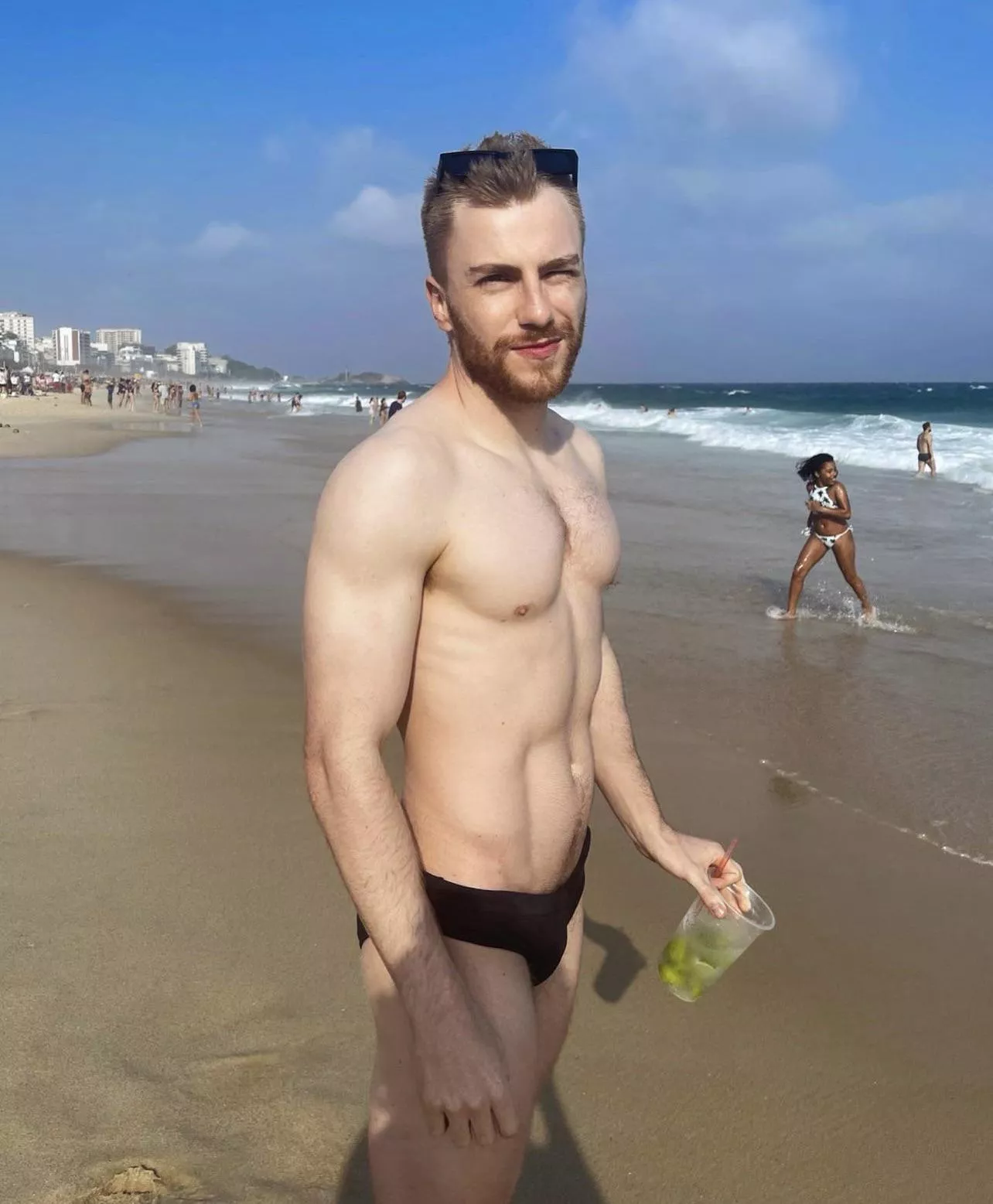 Just another day on the beach and decide to show my skin a little, hope you like it ?