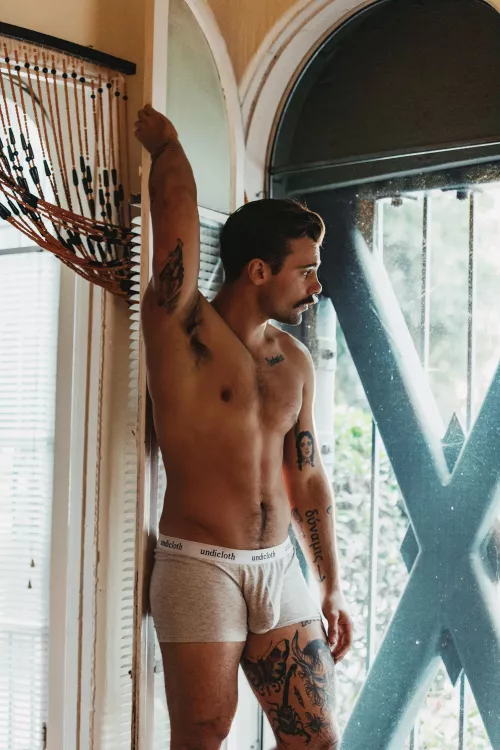 Just waiting for someone to come take care of my bulge n get it hard ;)