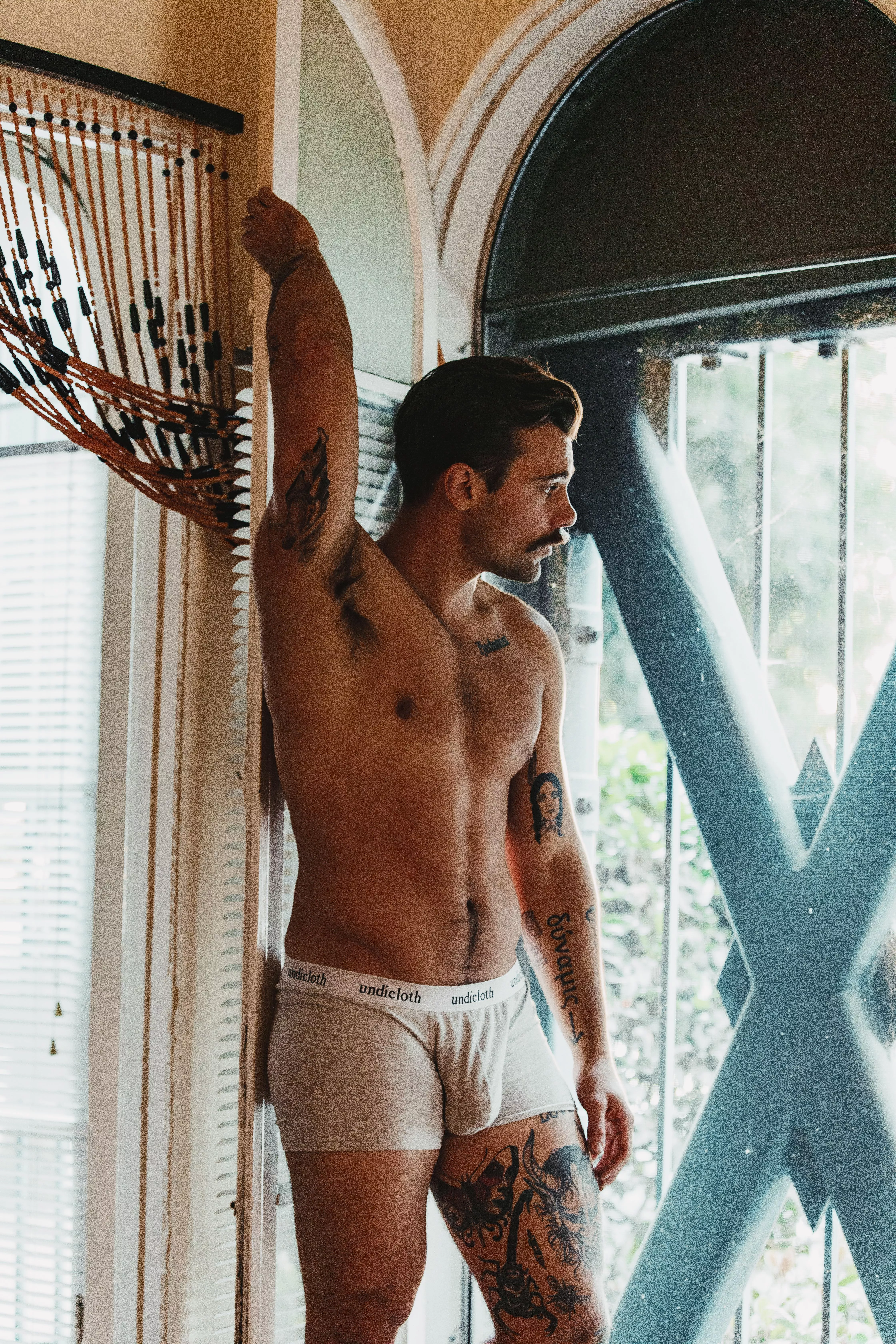 Just waiting for someone to come take care of my bulge n get it hard ;)