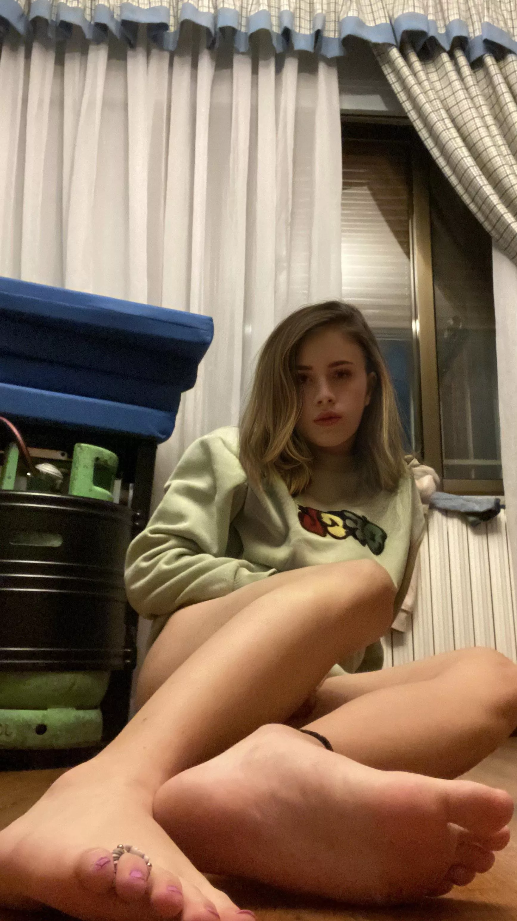 Lick mommy’s soft toes 💋