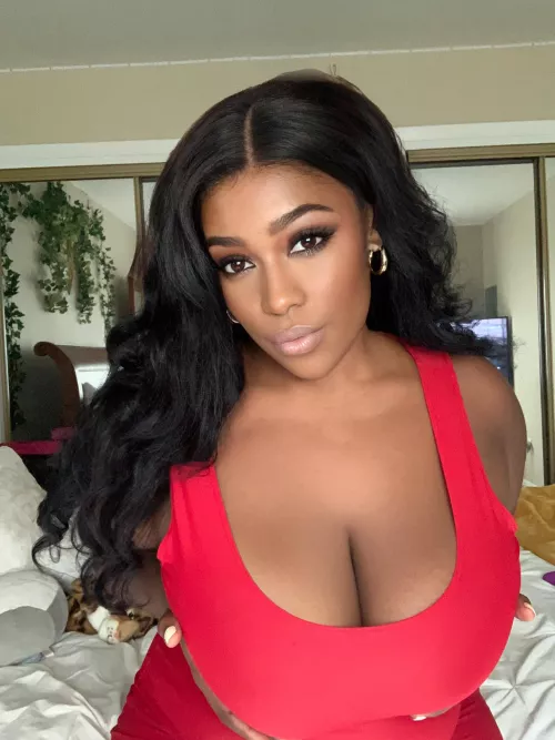 No bra in this red dress❤️❤️