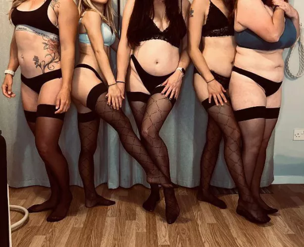 [selling] 5 girls, much to offer! Panties, socks, custom videos/ photos, pussy pops, sexting and more… see comments for more info 🔥