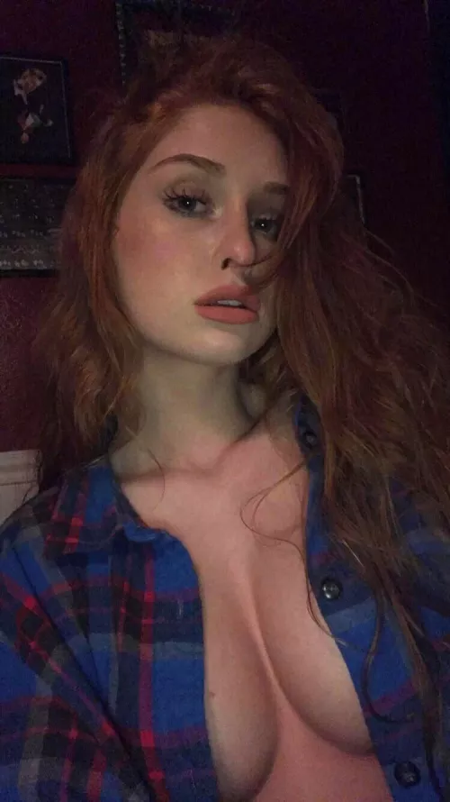 [TW] Anyone know who this is? I’m pretty sure her name is Hales something