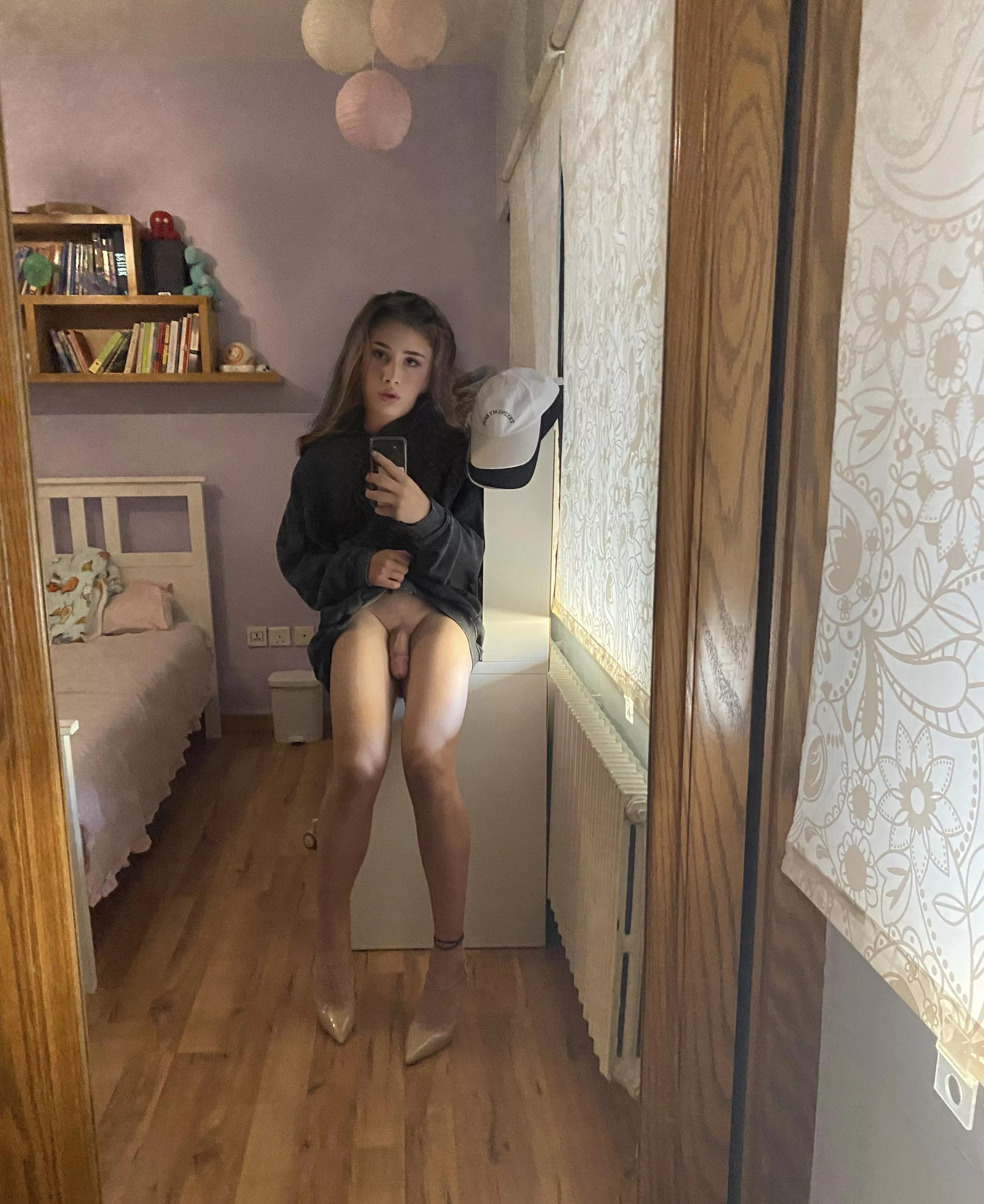 Ugh my feet get so sweaty in heels🫦