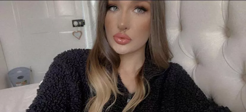 Wanna see me with less clothes on? Add my snap raemaedee link in comments