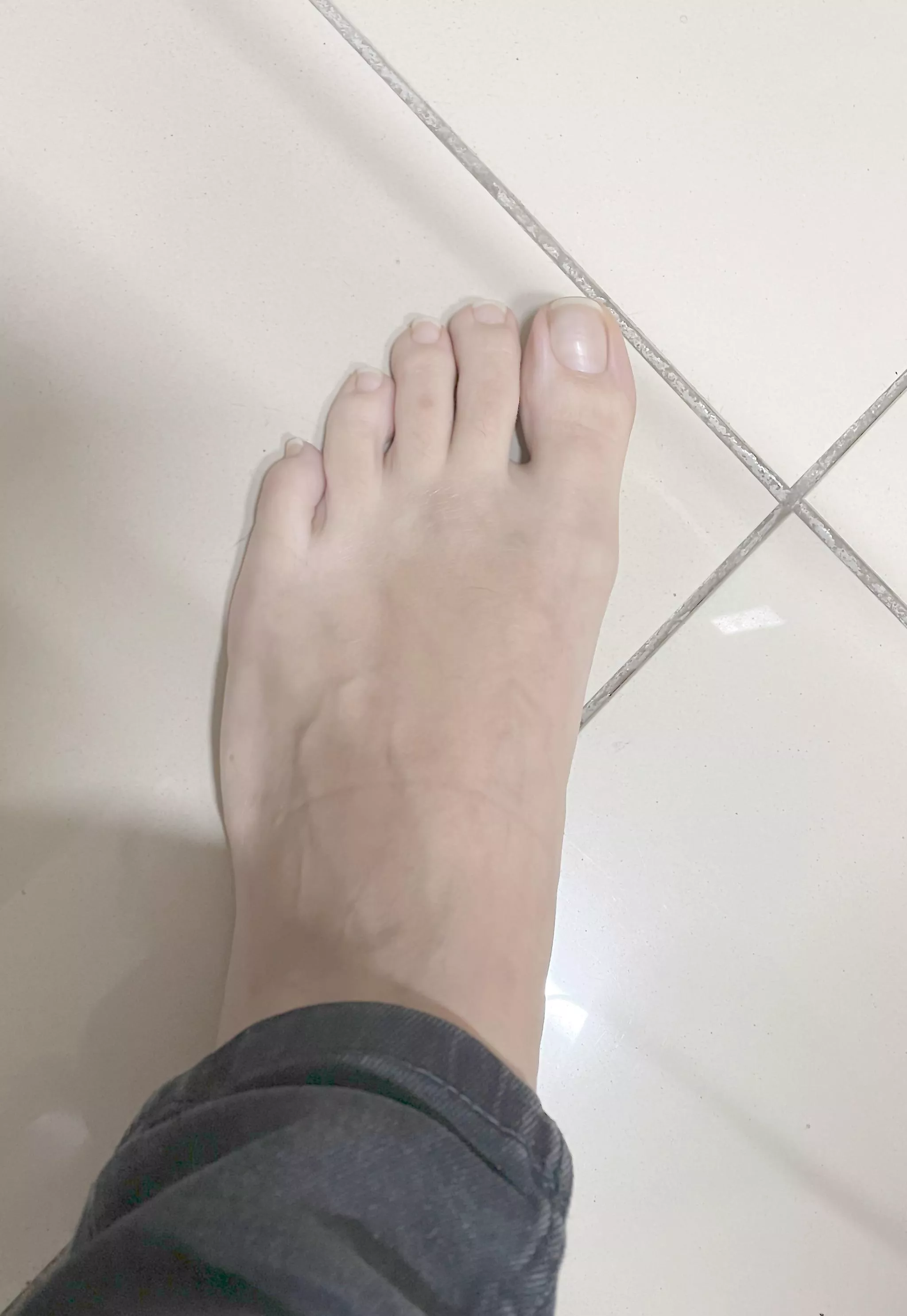 Who want to lick my toes?