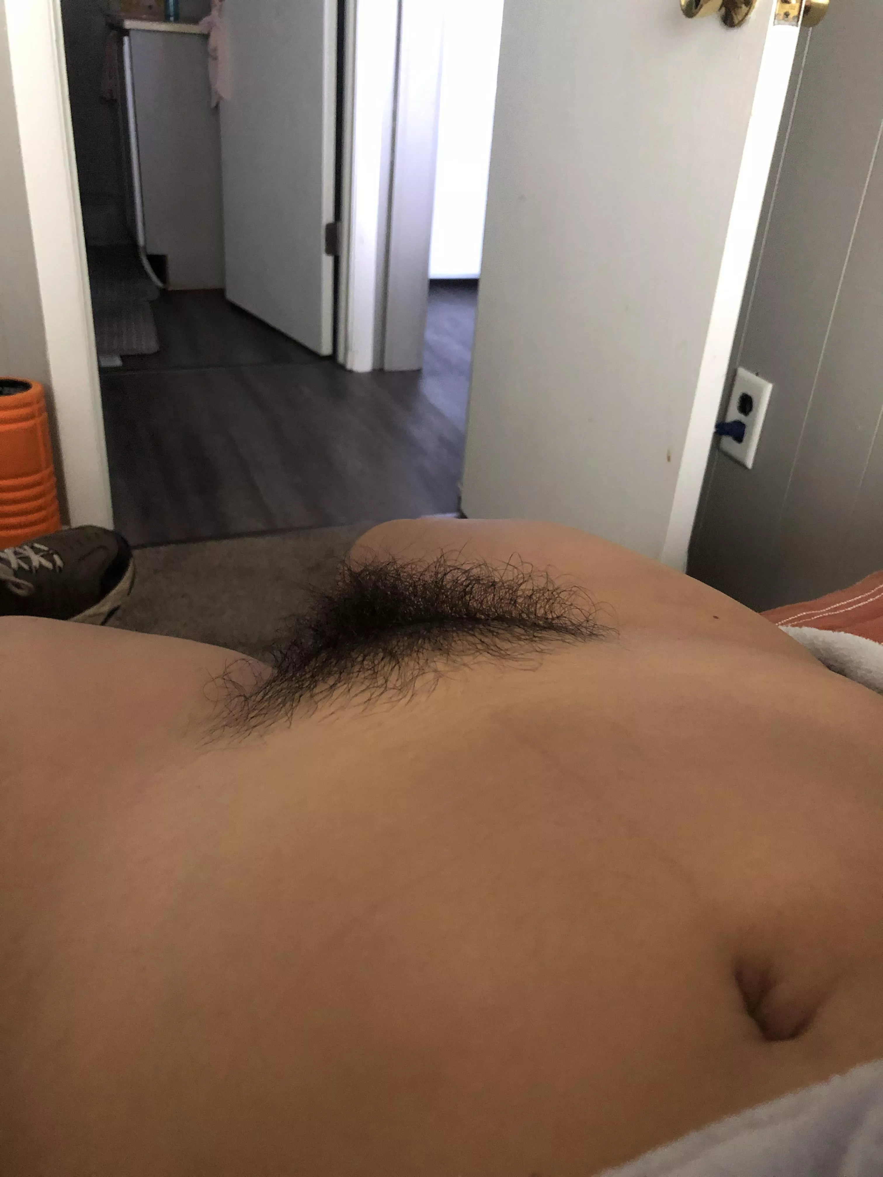 Who wants to cum on my pretty pubes ;)