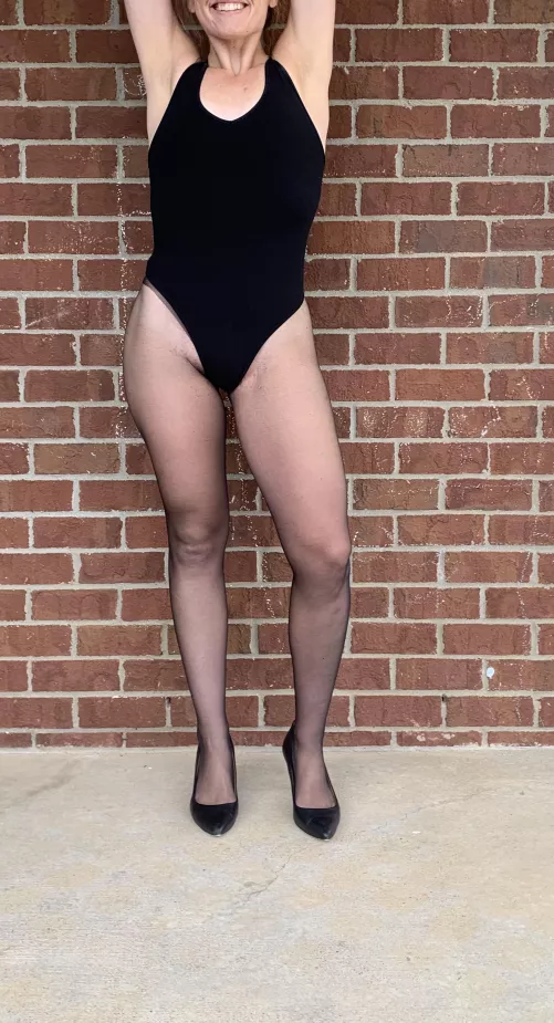 Wi[f]e in black pantyhose and leotard