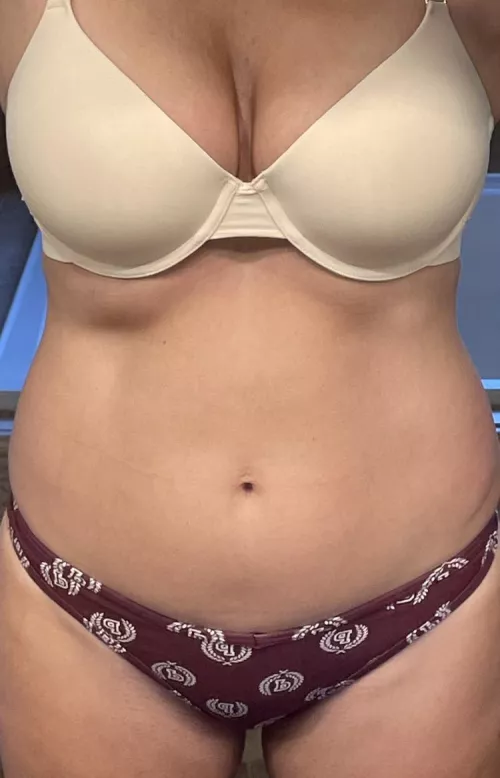 11/5/22 - vanilla cream w/ maroon VS logo thong (NSFW)