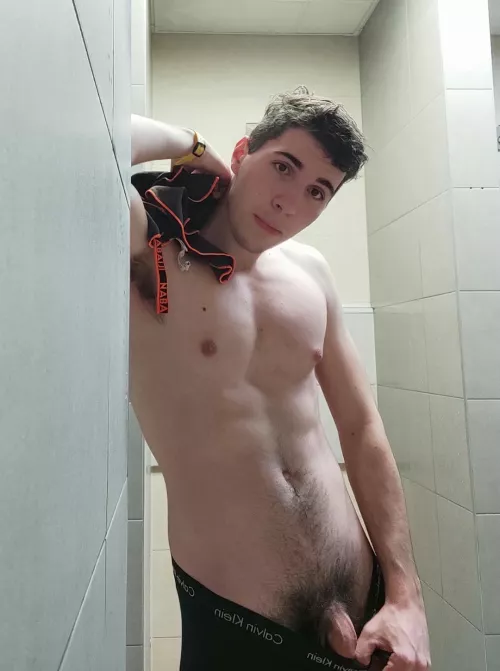 (21) Wanna take a peak when I change into my gym fit?😏