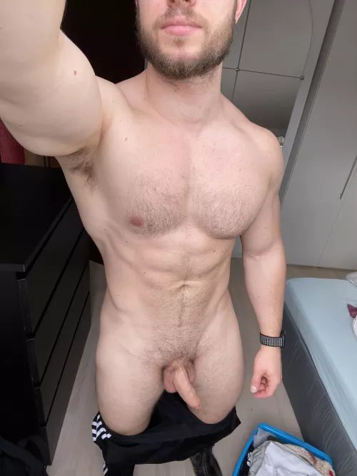 [24] This bro just got up. Anybody up for late breakfast?