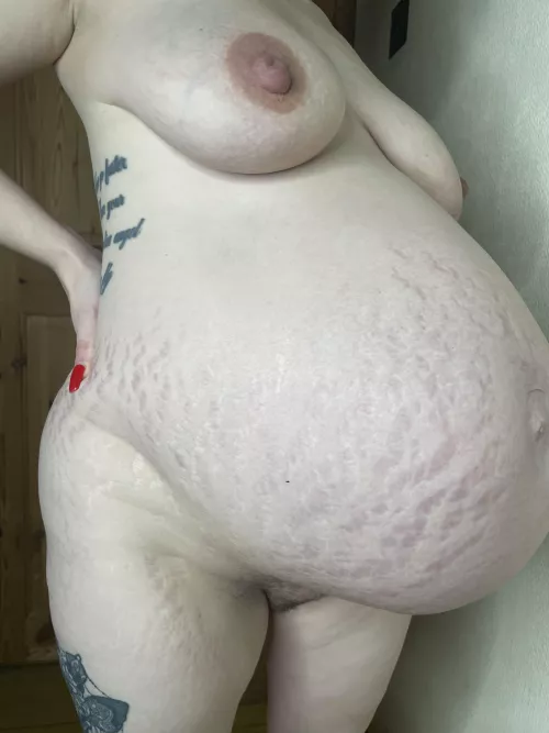 33 weeks tomorrow! Look how massive my bump is getting!