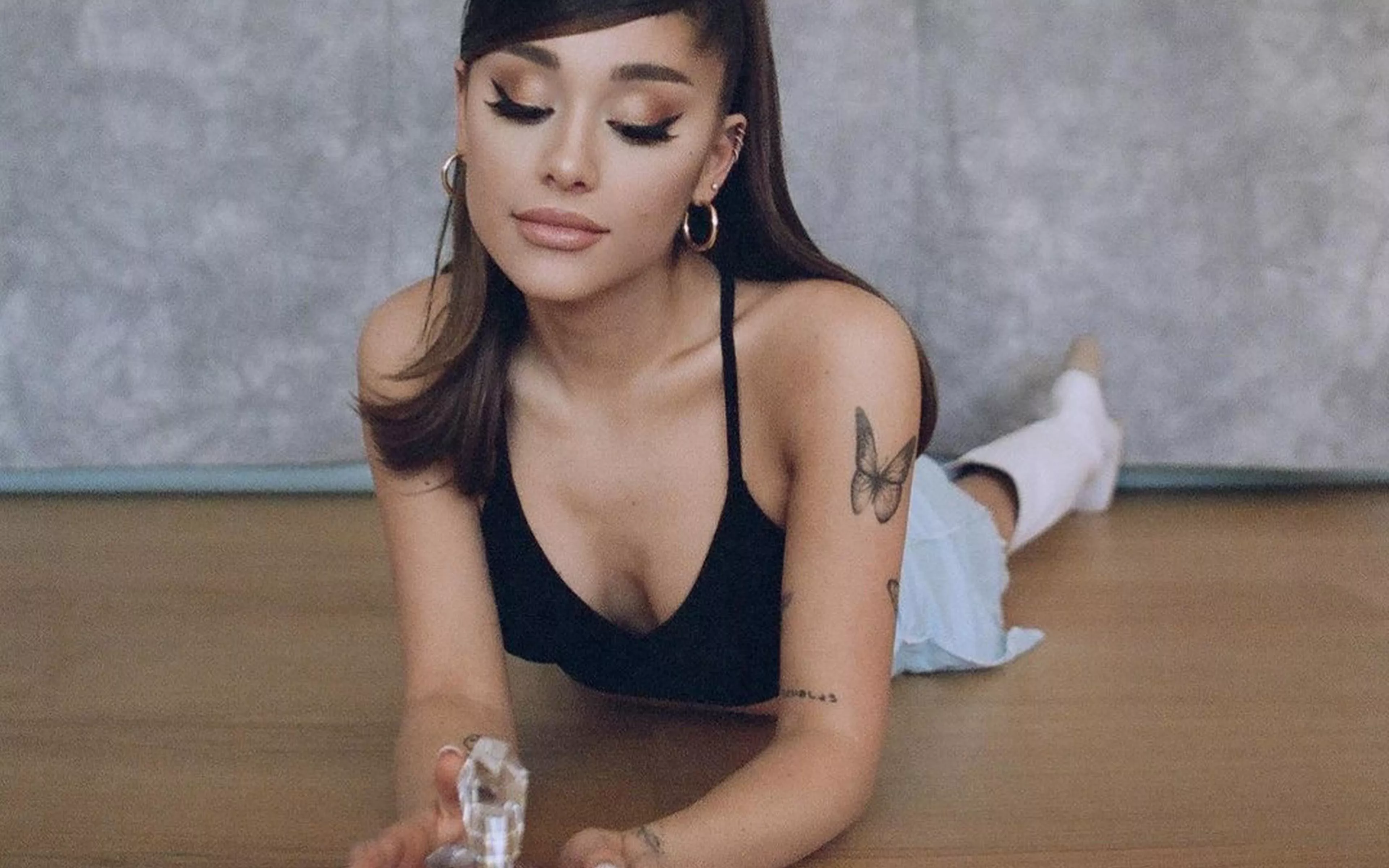 any bi buds wanna chat about Ariana Grande?