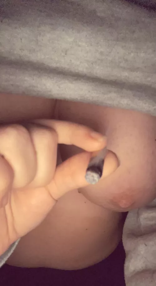 Any stoners? Wanna smoke thsn eat other out? 🍃😻