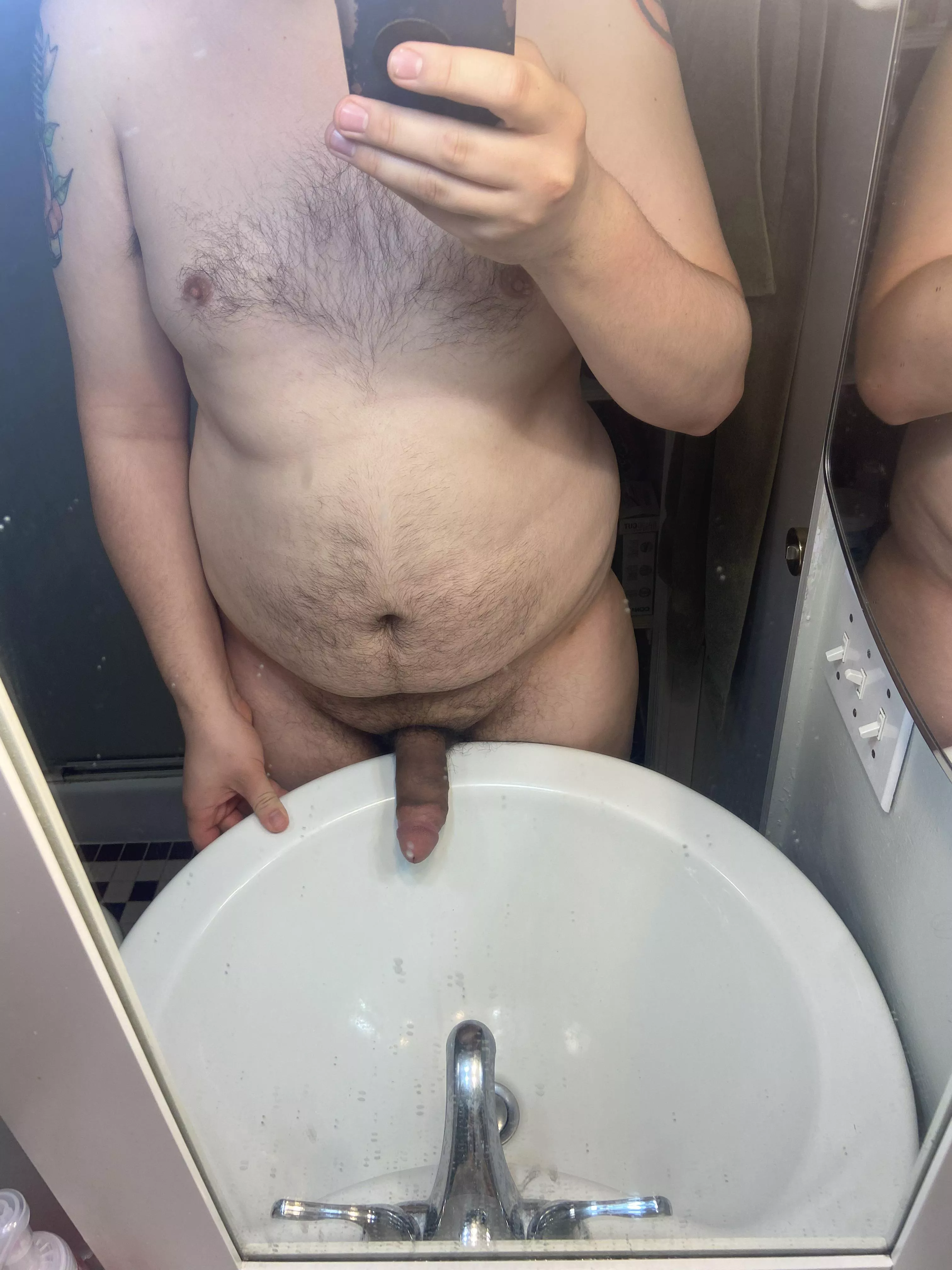 Are dirty bathroom mirror selfies still in???