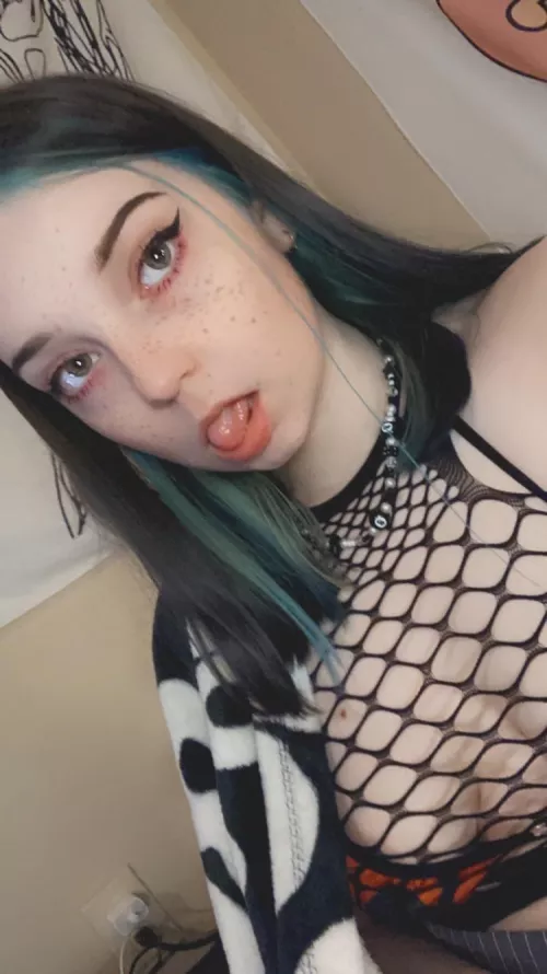 barely legal emo cutie 🤤🖤 I might look innocent but I’m not 😈😋🖤