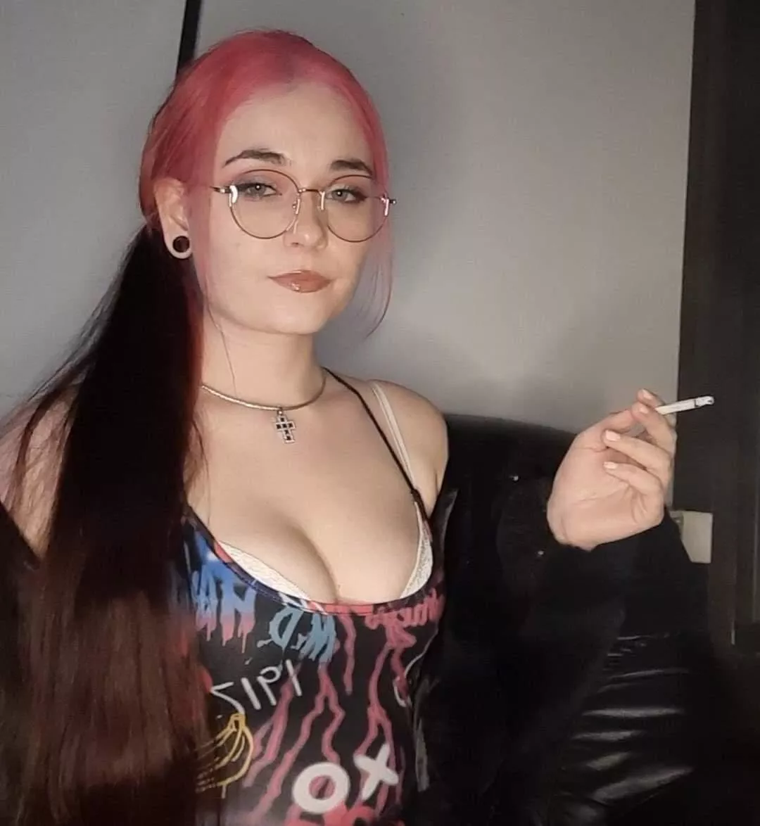 do you like me better with or without glasses? 😘