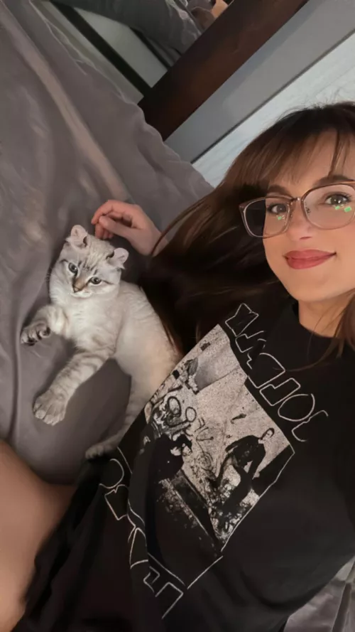 Hello from me and my baby cat🤓💜