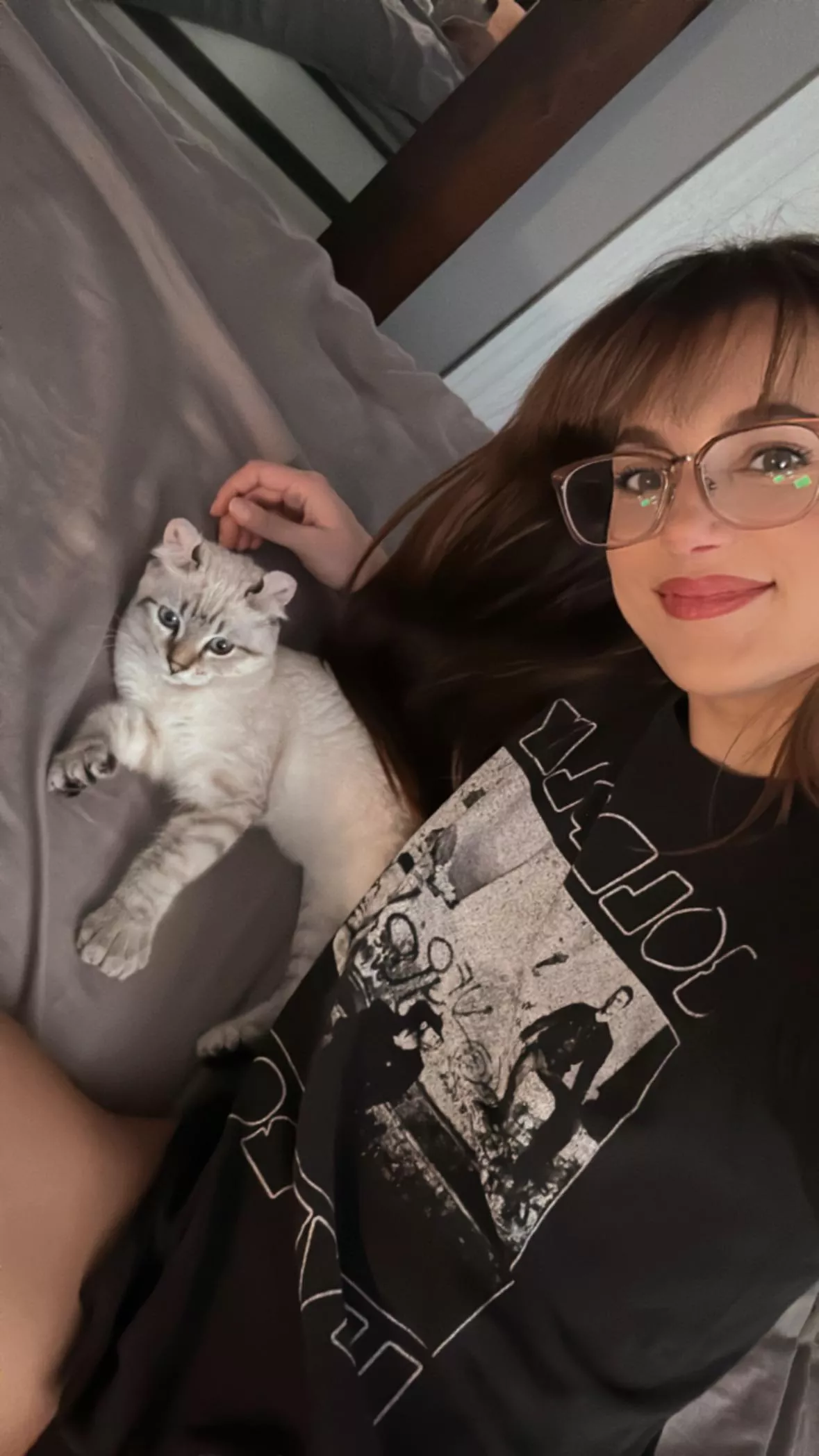 Hello from me and my baby cat🤓💜