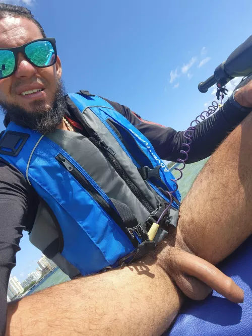 hey I'm from miami looking for a partner in crime to be naked with me on the jetski🤪