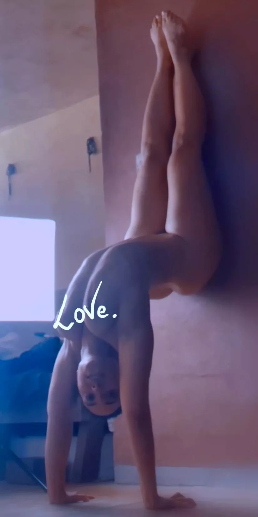 Hollow back handstand