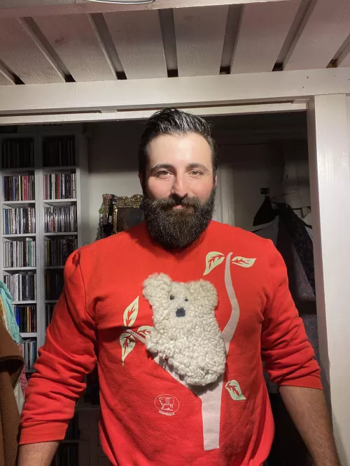 I know it looks like the koala has been thru some shit 🐨🤣 but I love this sweatshirt! Hi from Sweden 💖🇸🇪