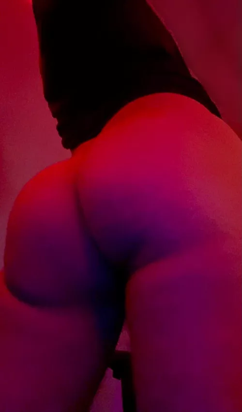 If I made you stop scrolling… would you give me a spanking? 😋