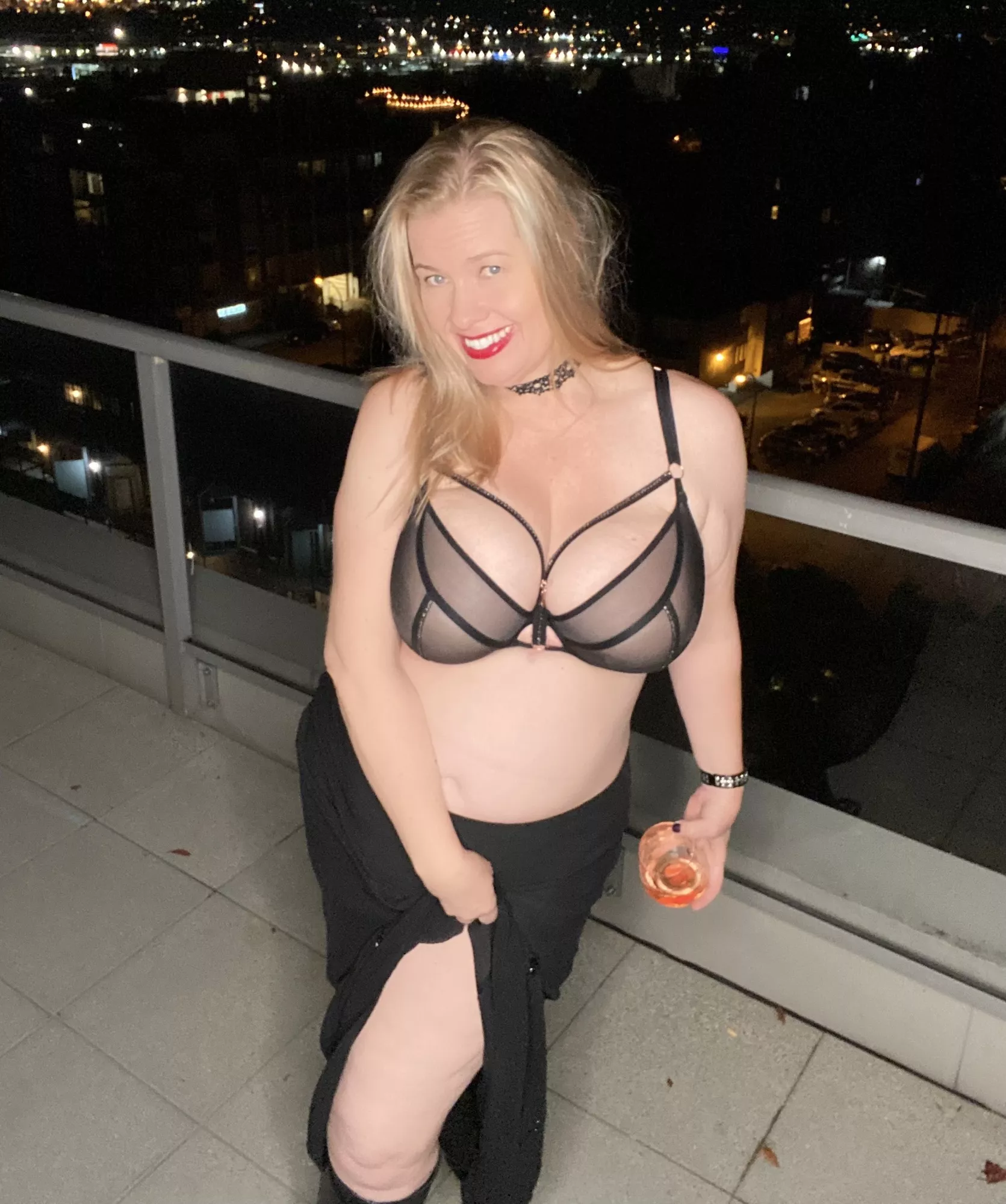 Join me for a drink on the balcony? 💋