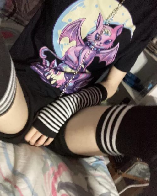 Little goth femboy wants cuddles