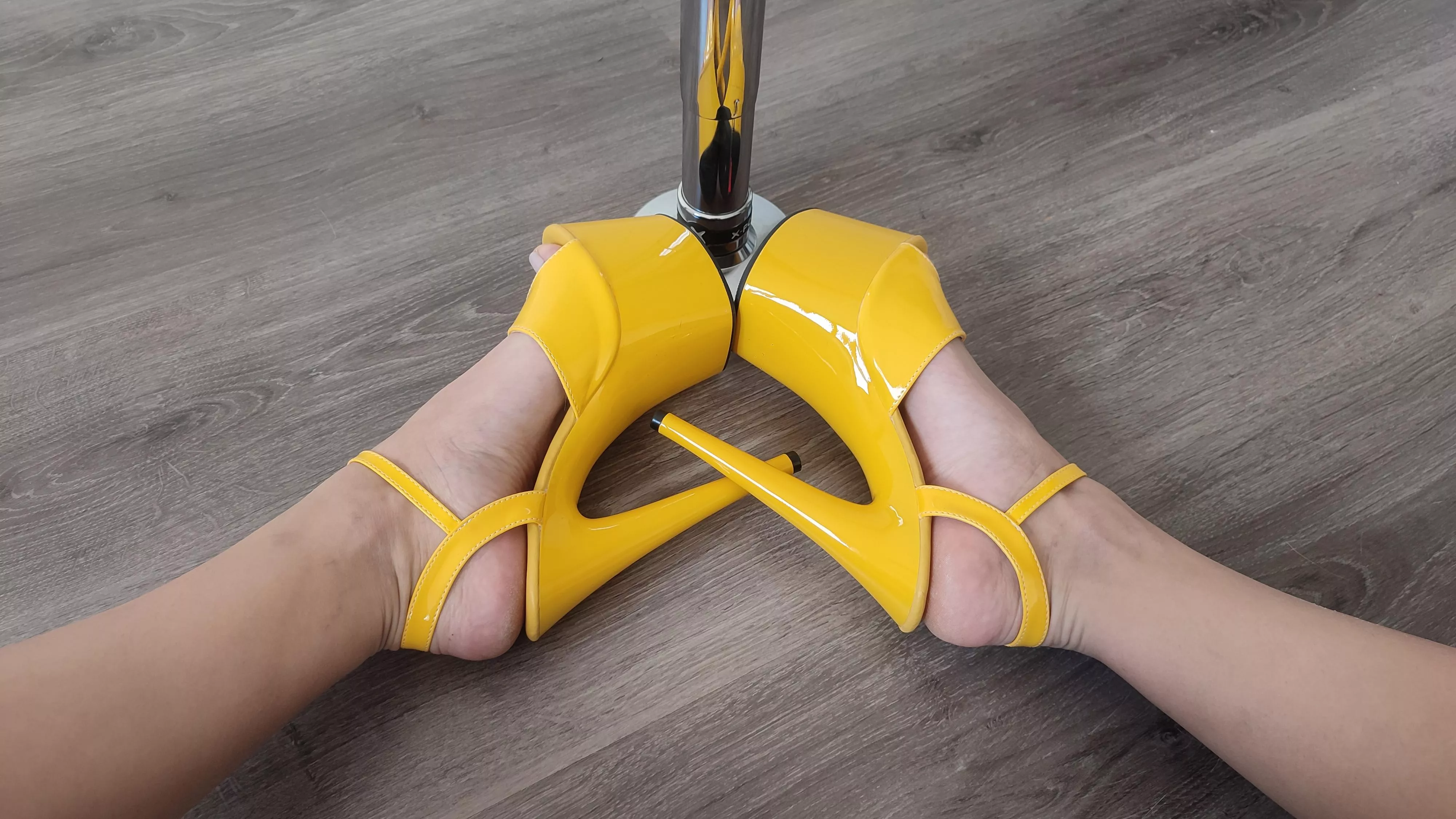 my new adorable yellow heels