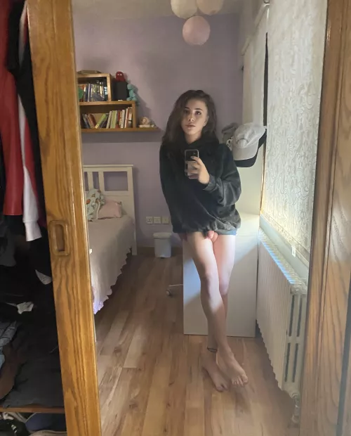 Pink toe polish and smooth legs anyone? 💋