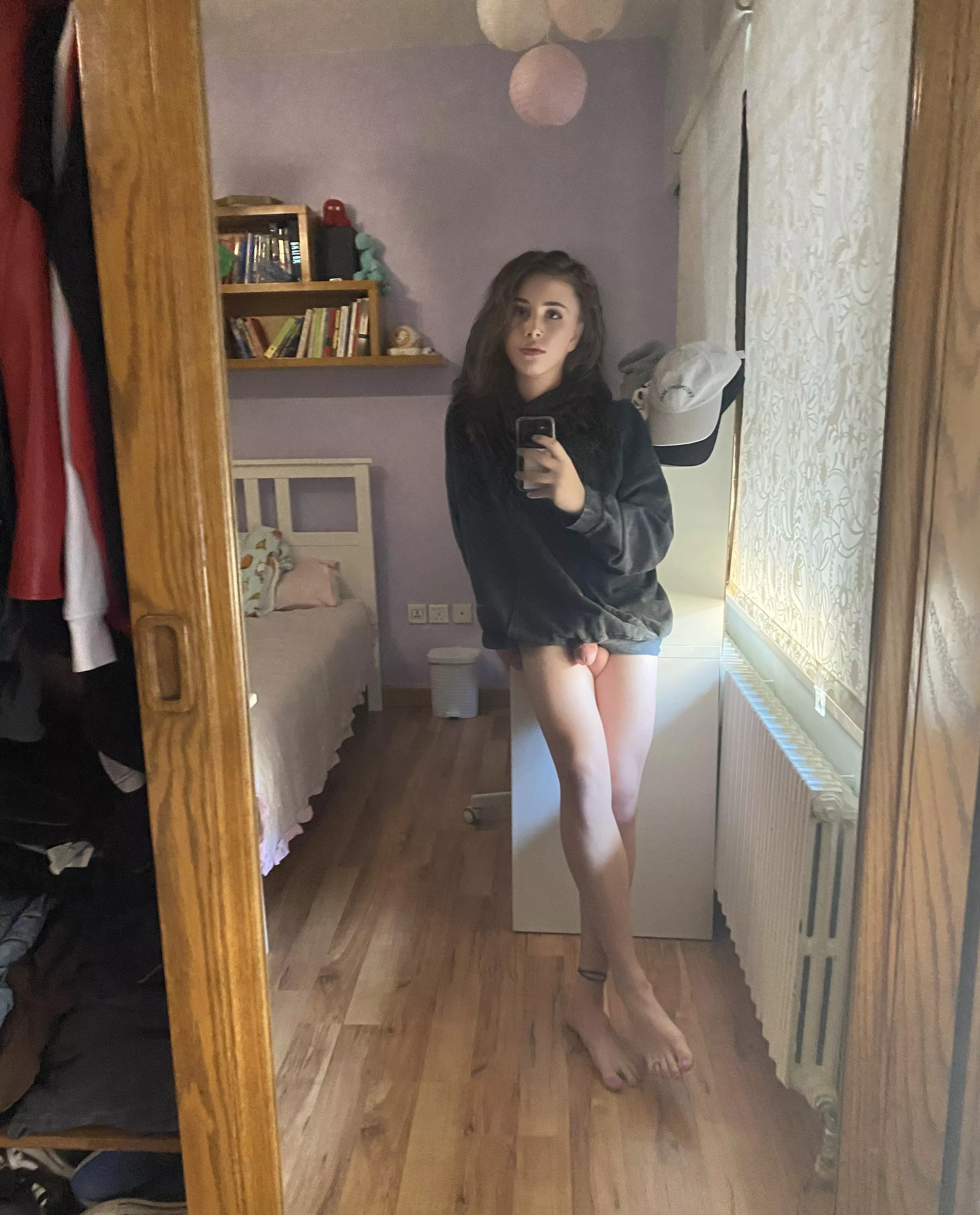 Pink toe polish and smooth legs anyone? 💋