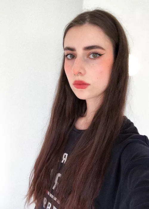 Pls say hi if u like goofy emo girls that spend all their time reposting memes 🧌