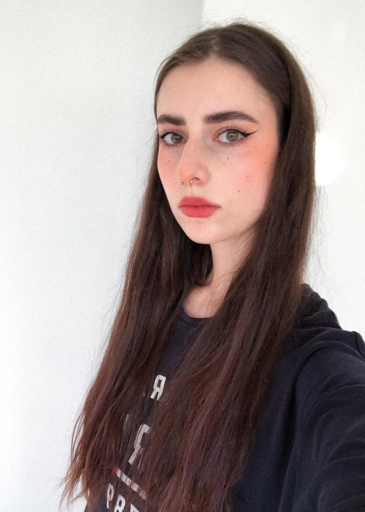 Pls say hi if u like goofy emo girls that spend all their time reposting memes 🧌