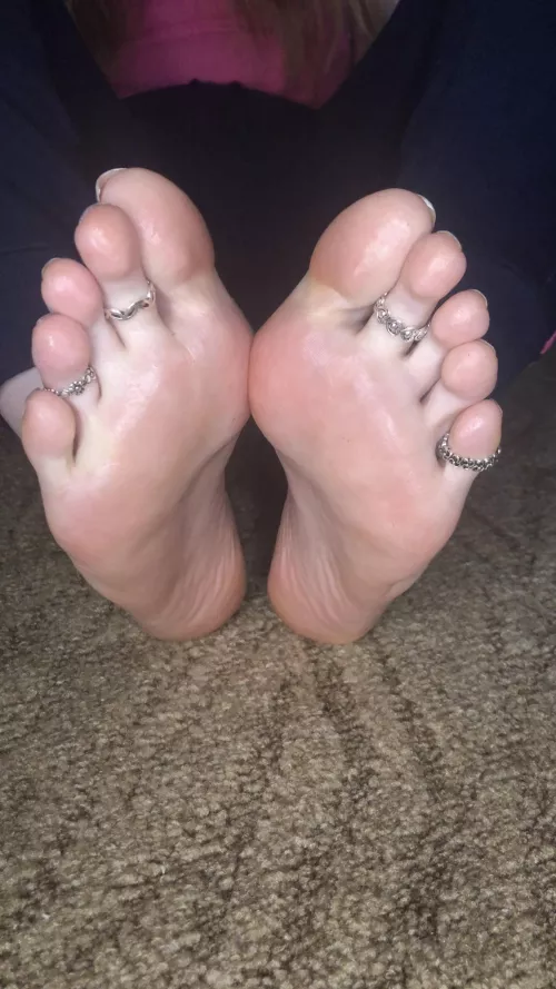 Slide your tongue in between 💦