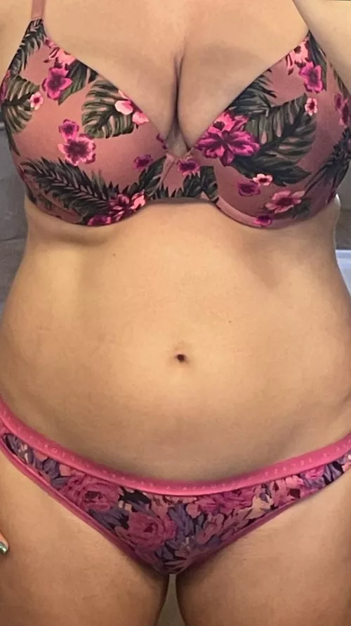 VAULT: 11/4/21 - VS pink sunset floral w/ hot pink floral thong (NSFW) 🌺🌸