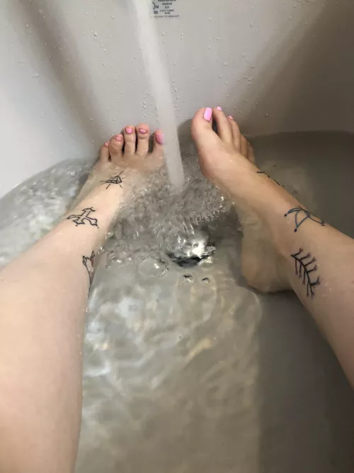 Who likes my feet? They dont get lovee & i want them rubbed and loved