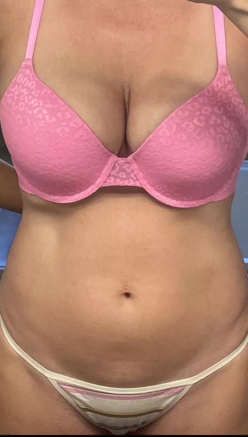 11/6/22 - VS bubblegum leopard lace w/ vanilla striped string (NSFW)