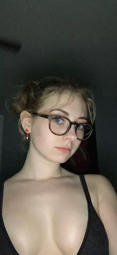 18F Serious but cute look 🥰😘