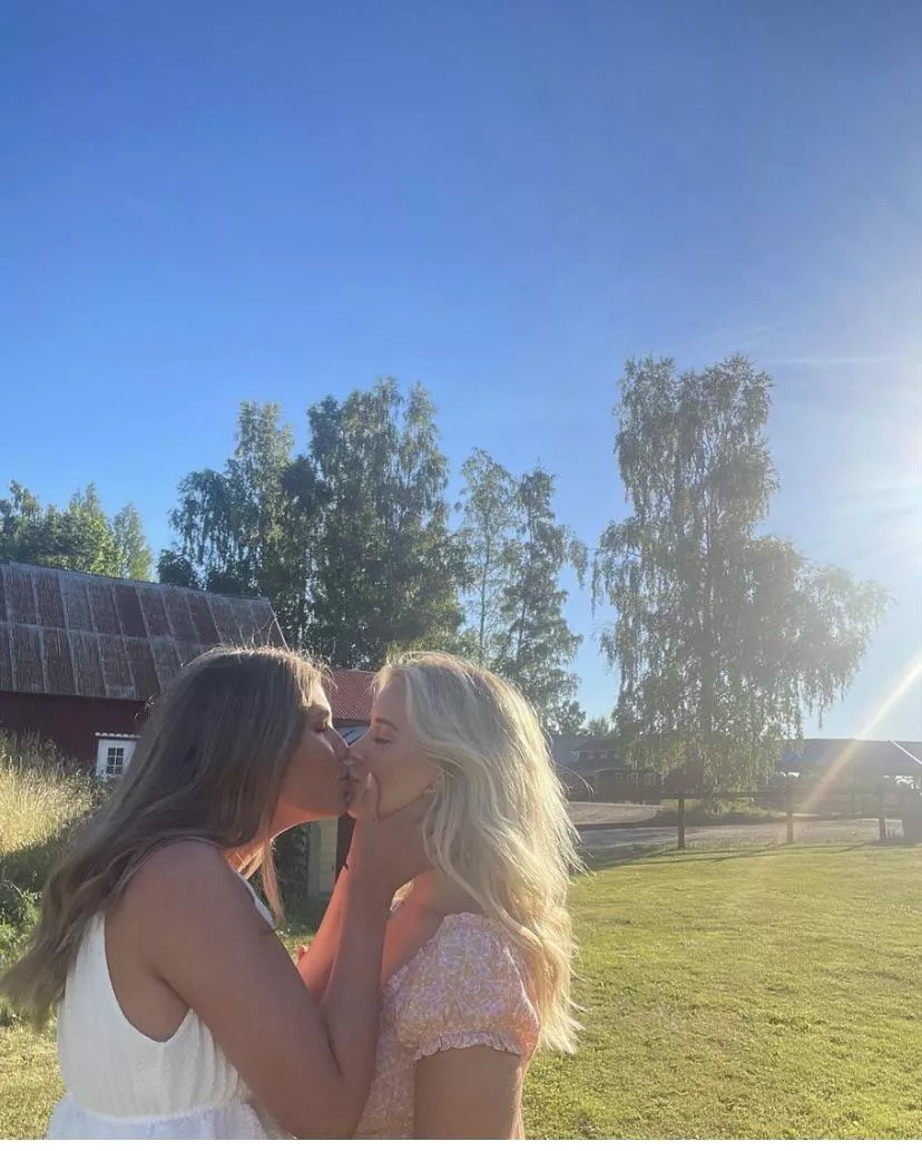 A little kiss left or right? IRTR