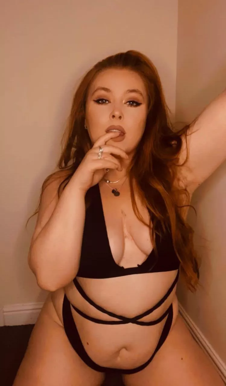 All alone tonight, who’s up for causing trouble 😈