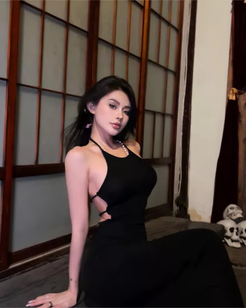 Black dress and pearl necklace