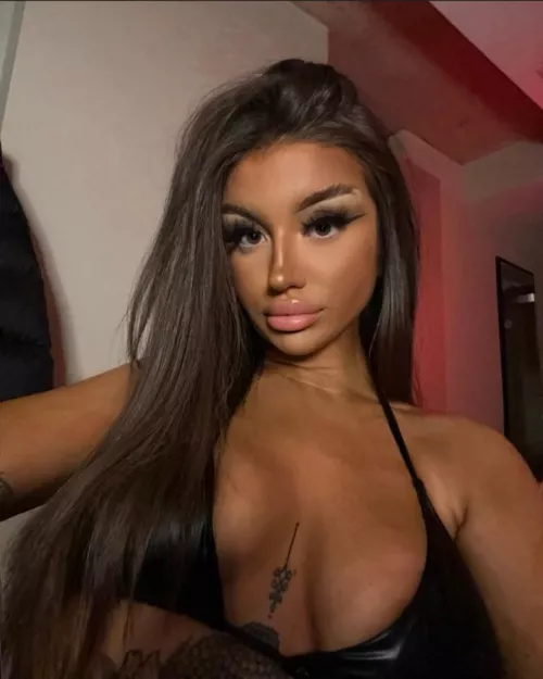 Brunette bimbo Darcy