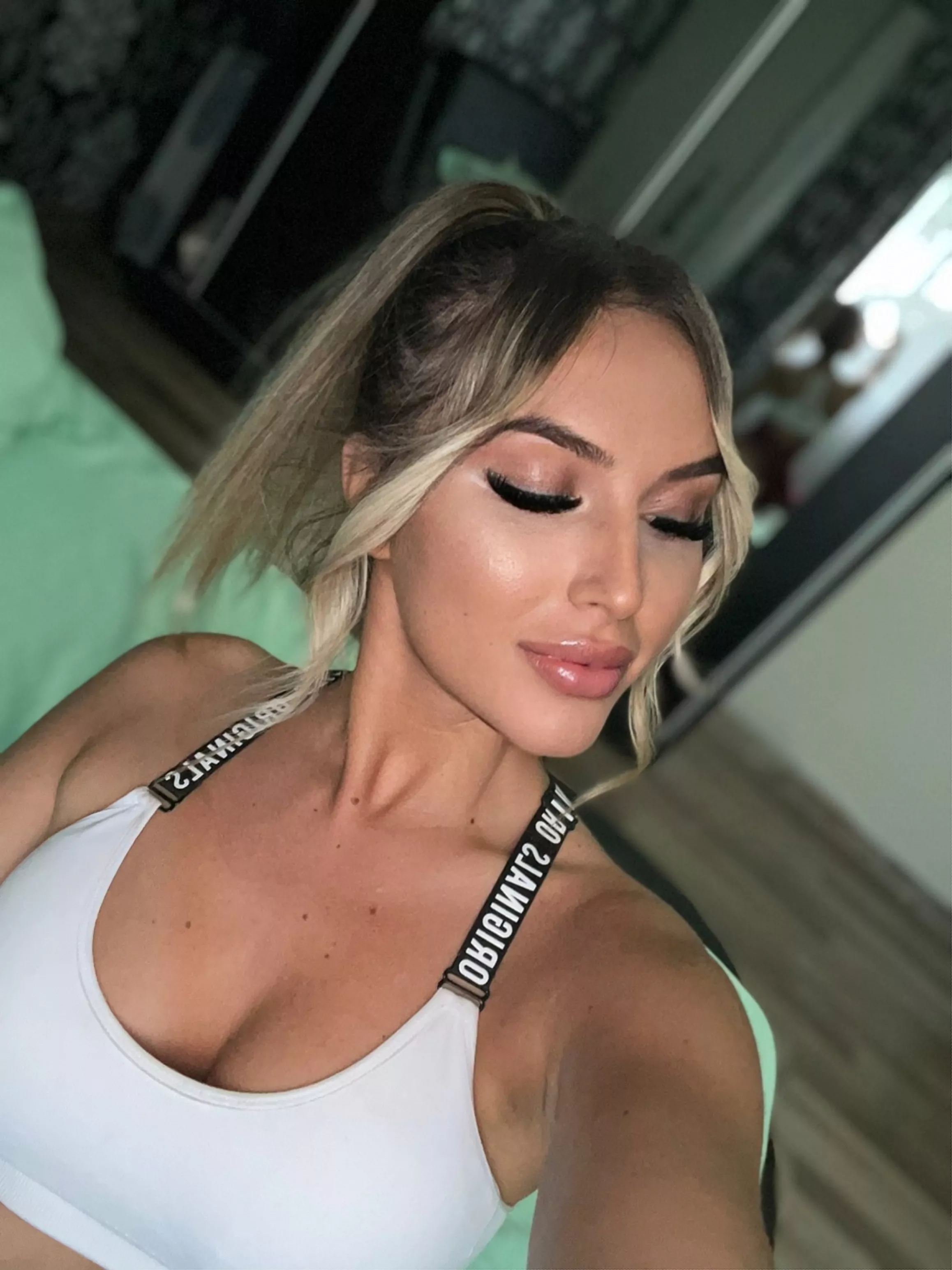 can you eat some pineapple for me <3