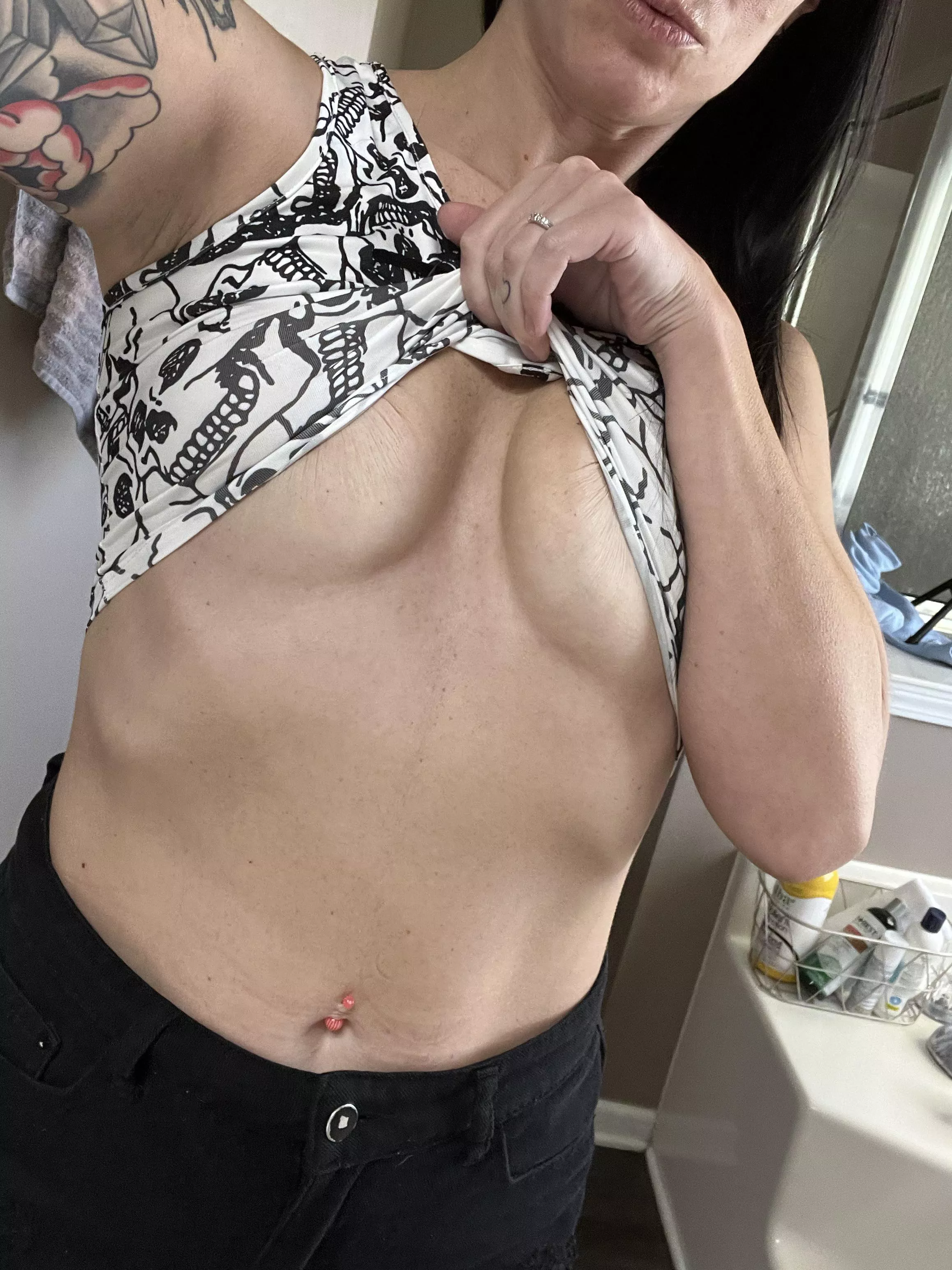 Cover my tummy with your hot cum🤤[img]